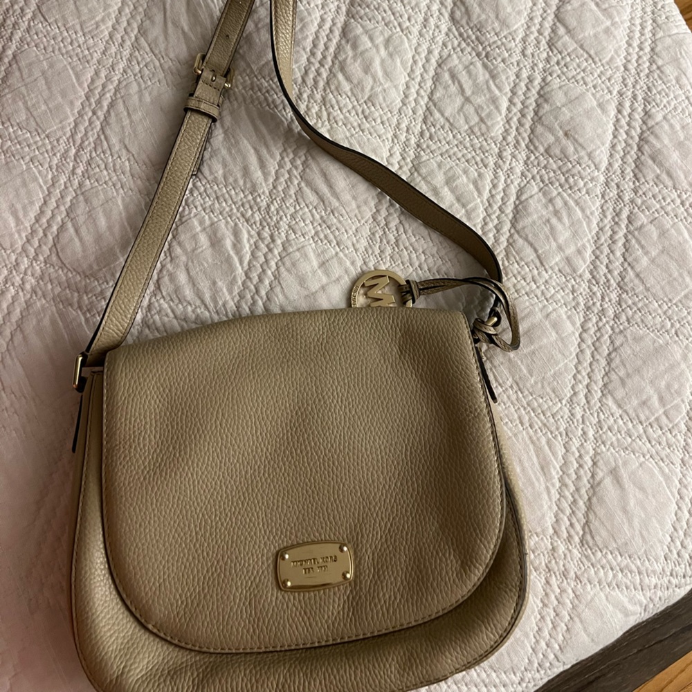 Good Condition pebble leather Michael Kors Crossbody bag 🌟HOST PICK🌟